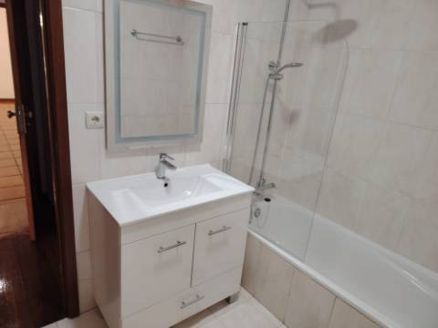 T2 TOTALMENTE RENOVADO EM CANIDELO - A 2 KM DA PRAIA!