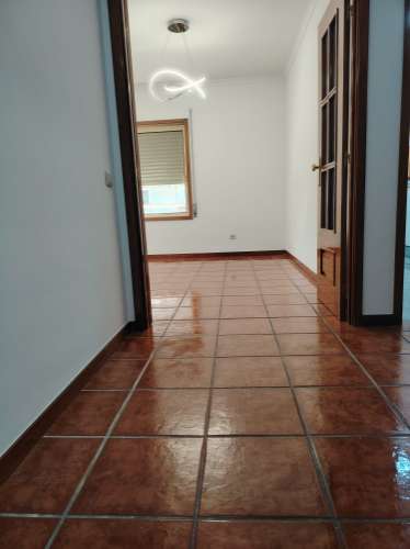 T2 TOTALMENTE RENOVADO EM CANIDELO - A 2 KM DA PRAIA!