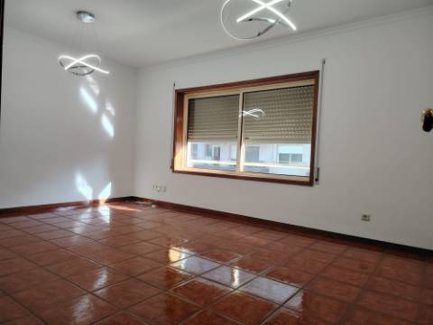 T2 TOTALMENTE RENOVADO EM CANIDELO - A 2 KM DA PRAIA!