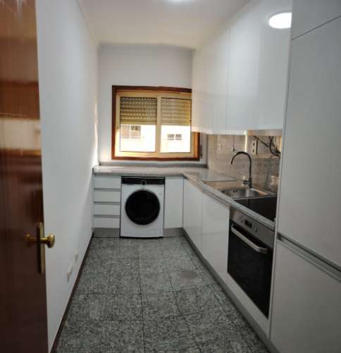 T2 TOTALMENTE RENOVADO EM CANIDELO - A 2 KM DA PRAIA!