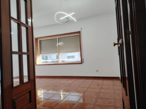 T2 TOTALMENTE RENOVADO EM CANIDELO - A 2 KM DA PRAIA!