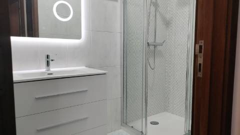 T2 TOTALMENTE RENOVADO EM CANIDELO - A 2 KM DA PRAIA!