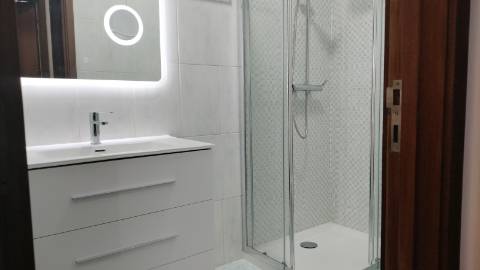 T2 TOTALMENTE RENOVADO EM CANIDELO - A 2 KM DA PRAIA!