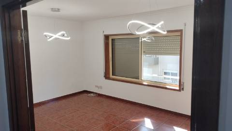 T2 TOTALMENTE RENOVADO EM CANIDELO - A 2 KM DA PRAIA!