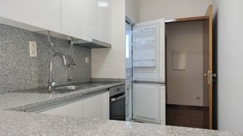 T2 TOTALMENTE RENOVADO EM CANIDELO - A 2 KM DA PRAIA!