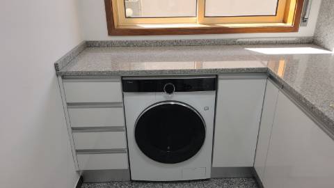 T2 TOTALMENTE RENOVADO EM CANIDELO - A 2 KM DA PRAIA!