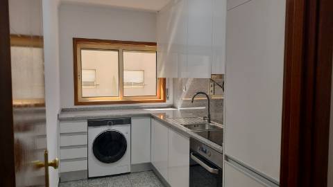 T2 TOTALMENTE RENOVADO EM CANIDELO - A 2 KM DA PRAIA!