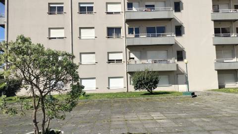 T2 TOTALMENTE RENOVADO EM CANIDELO - A 2 KM DA PRAIA!