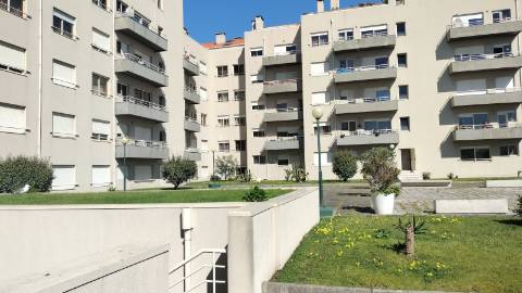 T2 TOTALMENTE RENOVADO EM CANIDELO - A 2 KM DA PRAIA!