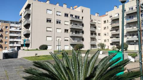 T2 TOTALMENTE RENOVADO EM CANIDELO - A 2 KM DA PRAIA!