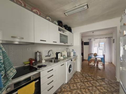 Moradia T2 com 622m² de terreno e fantástico espaço exterior em A dos Cunhados