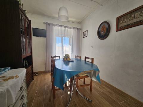 Moradia T2 com 622m² de terreno e fantástico espaço exterior em A dos Cunhados