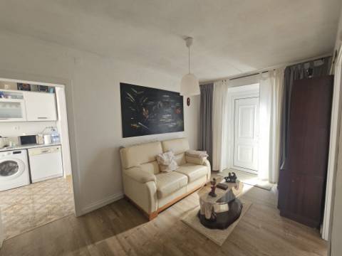 Moradia T2 com 622m² de terreno e fantástico espaço exterior em A dos Cunhados