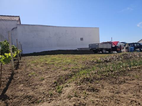 Moradia T2 com 622m² de terreno e fantástico espaço exterior em A dos Cunhados