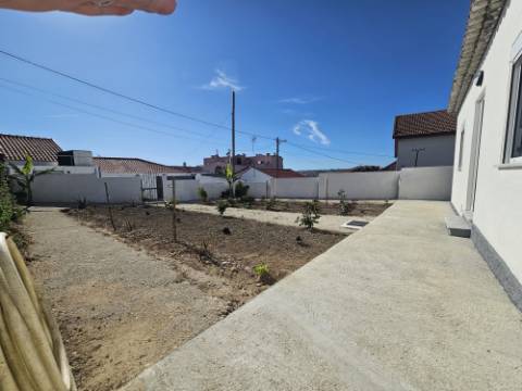 Moradia T2 com 622m² de terreno e fantástico espaço exterior em A dos Cunhados
