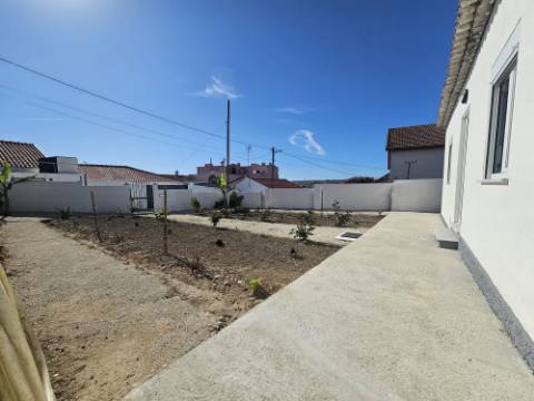 Moradia T2 com 622m² de terreno e fantástico espaço exterior em A dos Cunhados