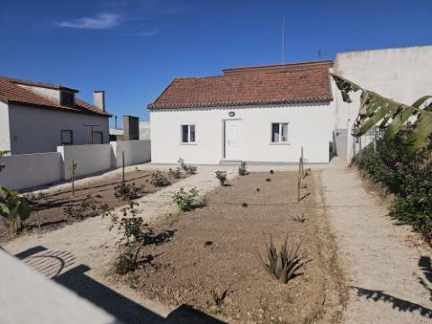 Moradia T2 com 622m² de terreno e fantástico espaço exterior em A dos Cunhados