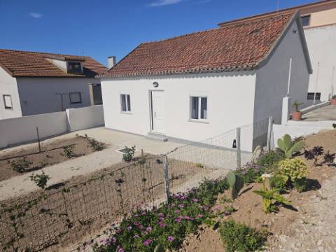 Moradia T2 com 622m² de terreno e fantástico espaço exterior em A dos Cunhados