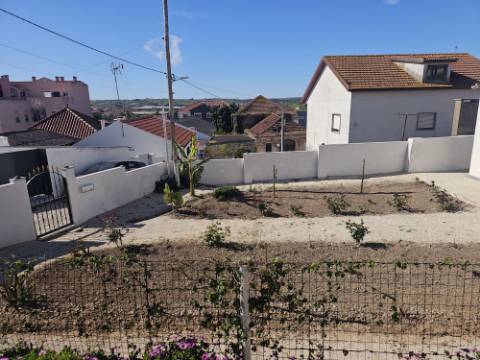 Moradia T2 com 622m² de terreno e fantástico espaço exterior em A dos Cunhados