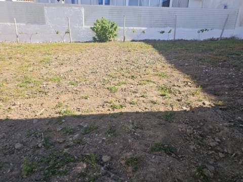 Moradia T2 com 622m² de terreno e fantástico espaço exterior em A dos Cunhados