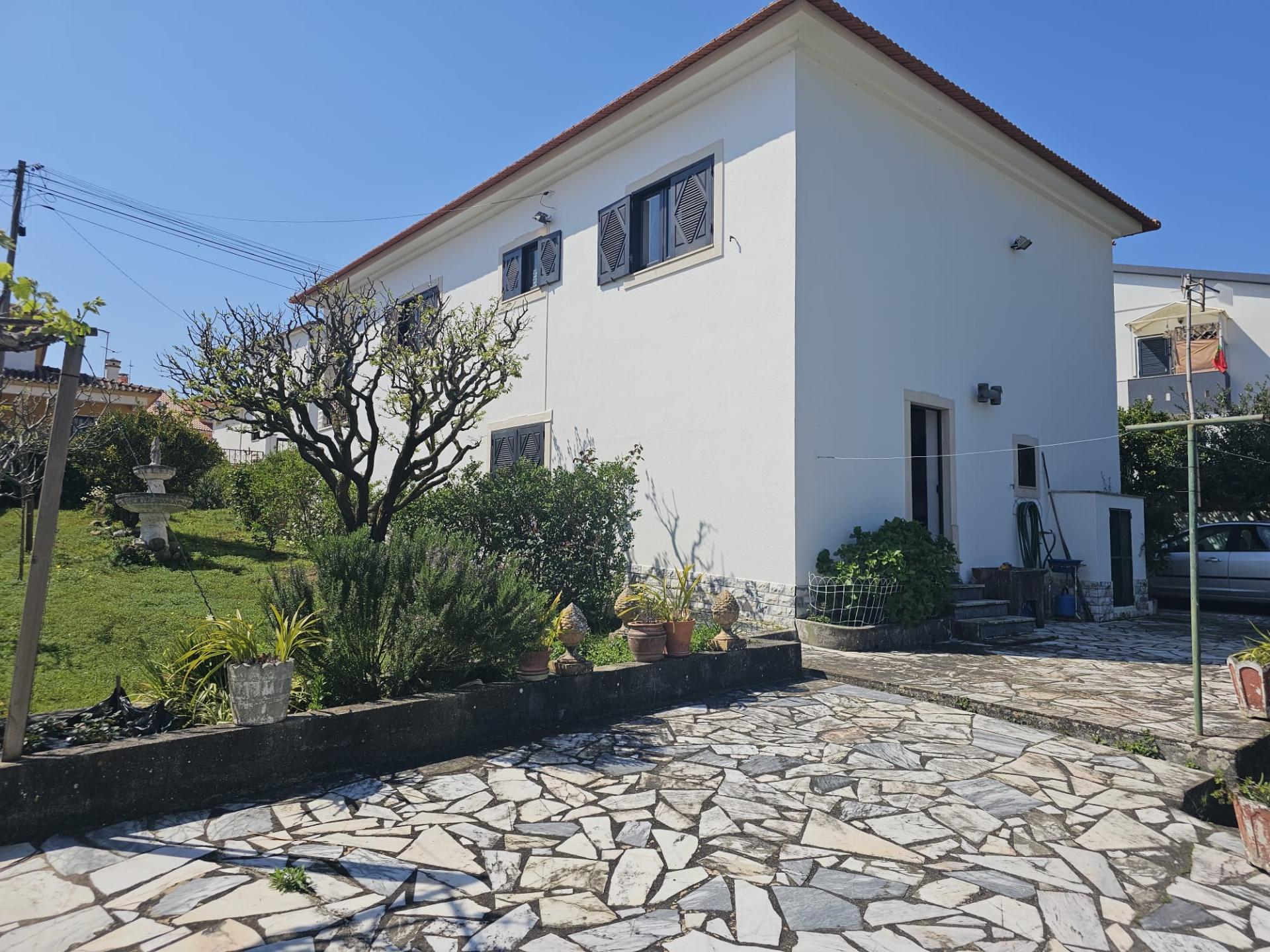 Moradia T2+1 com garagem e quintal Torres Vedras