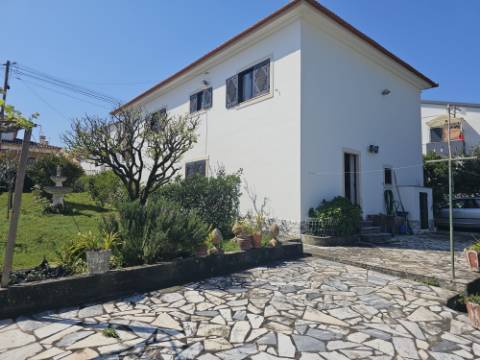 Moradia T2+1 com garagem e quintal Torres Vedras