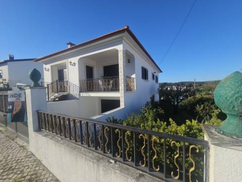 Moradia T2+1 com garagem e quintal Torres Vedras