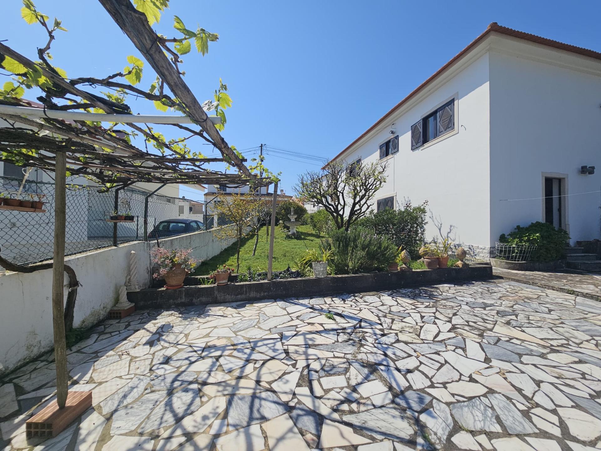 Moradia T2+1 com garagem e quintal Torres Vedras