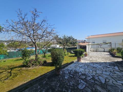 Moradia T2+1 com garagem e quintal Torres Vedras