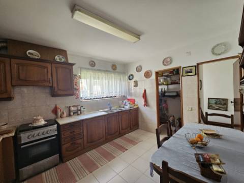 Moradia T2+1 com garagem e quintal Torres Vedras