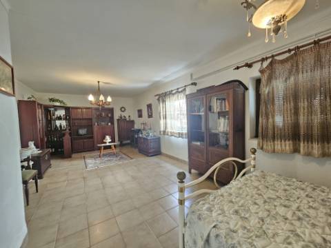 Moradia T2+1 com garagem e quintal Torres Vedras