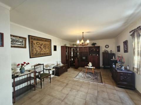 Moradia T2+1 com garagem e quintal Torres Vedras