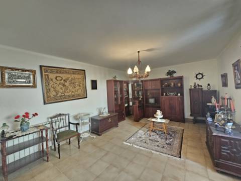 Moradia T2+1 com garagem e quintal Torres Vedras