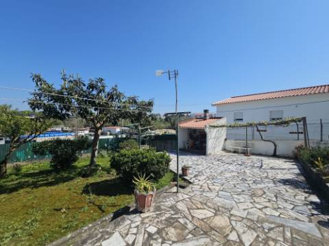 Moradia T2+1 com garagem e quintal Torres Vedras