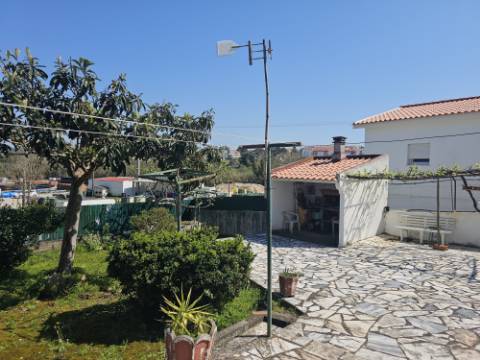 Moradia T2+1 com garagem e quintal Torres Vedras