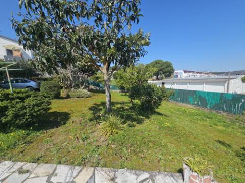 Moradia T2+1 com garagem e quintal Torres Vedras