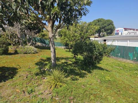 Moradia T2+1 com garagem e quintal Torres Vedras