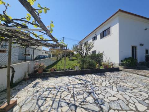 Moradia T2+1 com garagem e quintal Torres Vedras