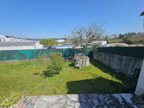 Moradia T2+1 com garagem e quintal Torres Vedras