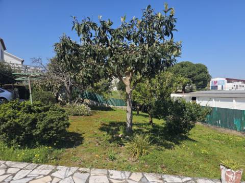 Moradia T2+1 com garagem e quintal Torres Vedras