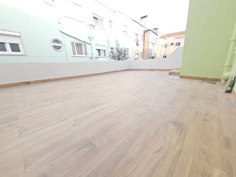 Apartamento T2 com terraço Amadora