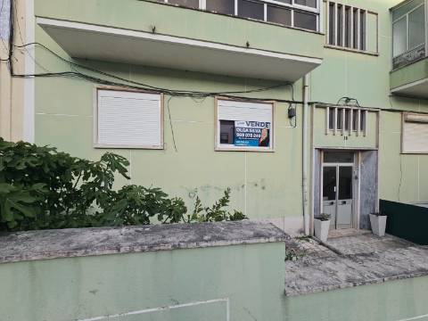 Apartamento T2 com terraço Amadora