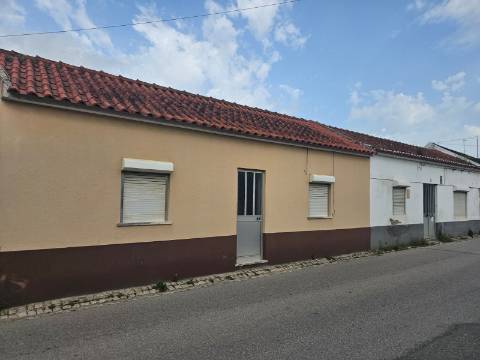 Duas casas Arrecadação Barro Torres Vedras

