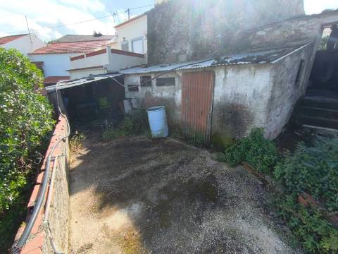 Moradia T2 para restauro no Vilar