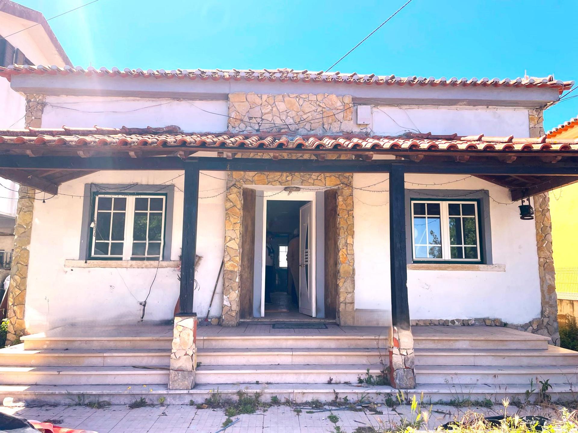 Moradia com Logradouro e Garagem em Zona Privilegiada de Loures