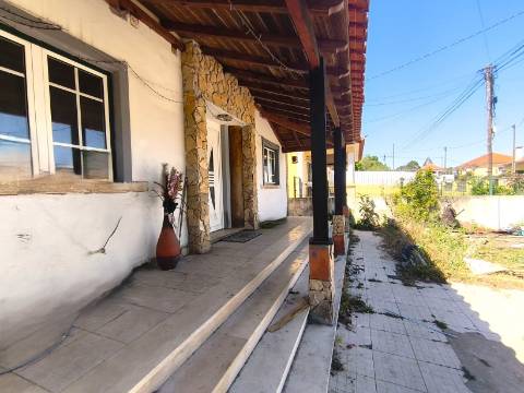 Moradia com Logradouro e Garagem em Zona Privilegiada de Loures