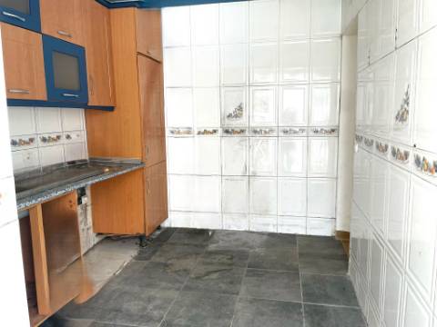 Moradia com Logradouro e Garagem em Zona Privilegiada de Loures
