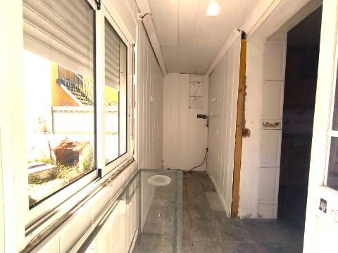 Moradia com Logradouro e Garagem em Zona Privilegiada de Loures