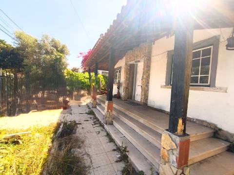 Moradia com Logradouro e Garagem em Zona Privilegiada de Loures