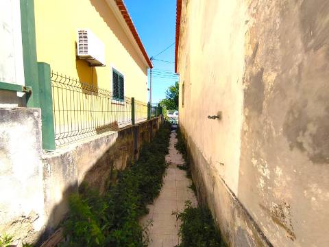 Moradia com Logradouro e Garagem em Zona Privilegiada de Loures